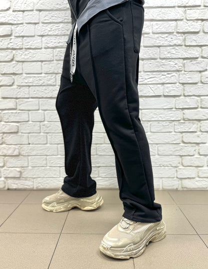 Pantaloni negri cu o cusatura pe mijloc