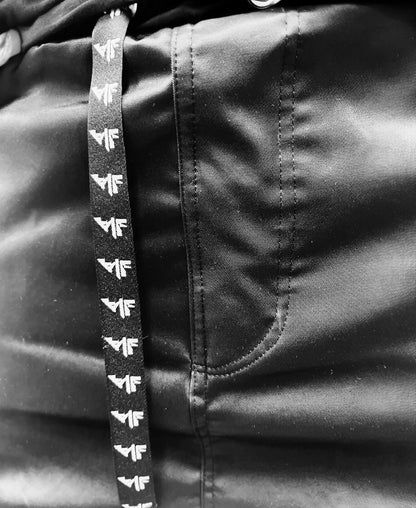 Pantaloni negri casual din material lucios cu buzunar laterale si capse de design