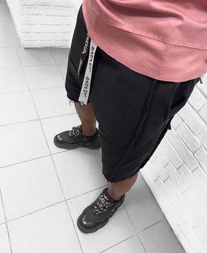 Pantaloni negri cu diverse cusaturi de design