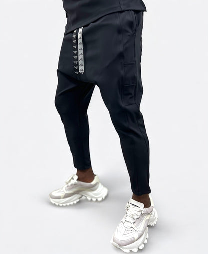 Pantaloni negri cu design lateral