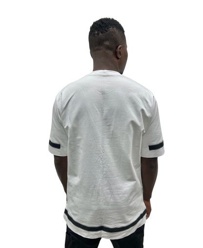 Tricou alb cu banda neagra si detalii albe ca design