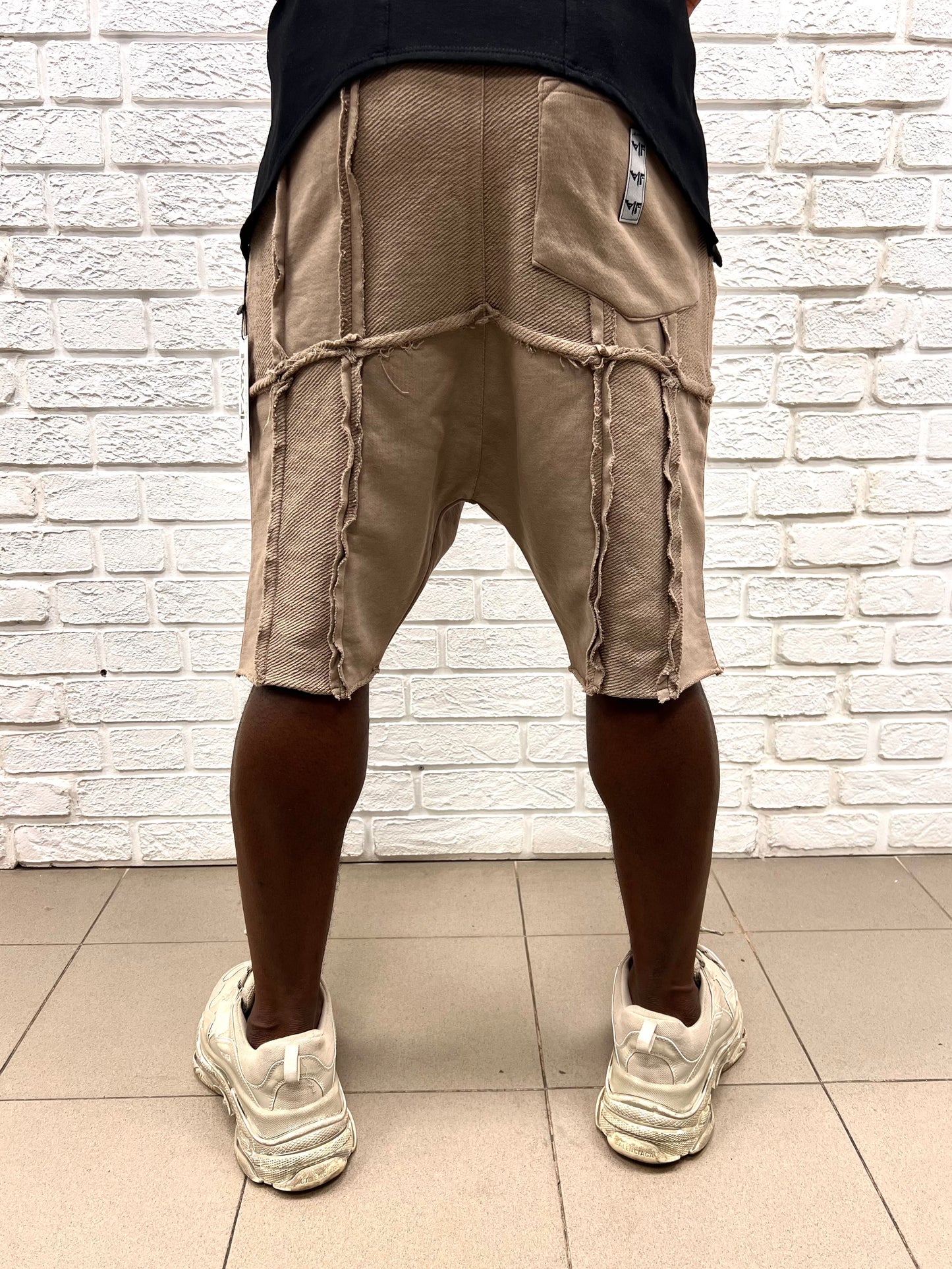 Pantaloni cappuccino cu multiple taieturi