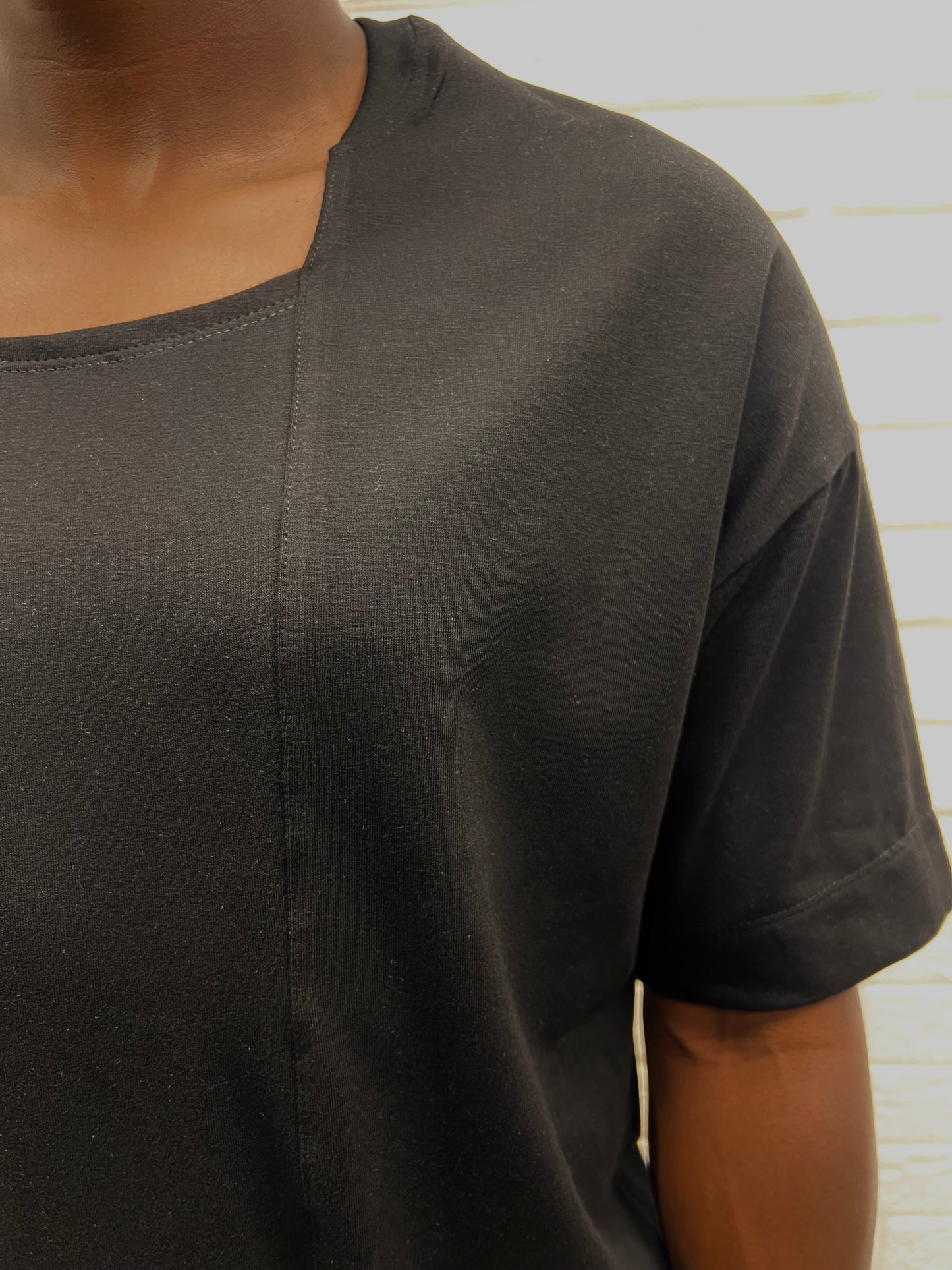 Tricou negru decoltat si oversized