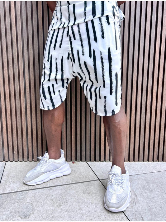 Pantaloni scurti albi cu detalii negre