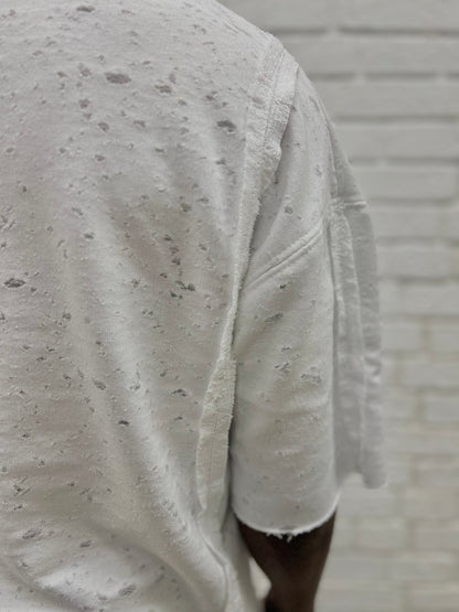 Tricou alb cu material perforat la suprafata ca design