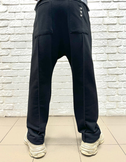 Pantaloni negri cu o cusatura pe mijloc