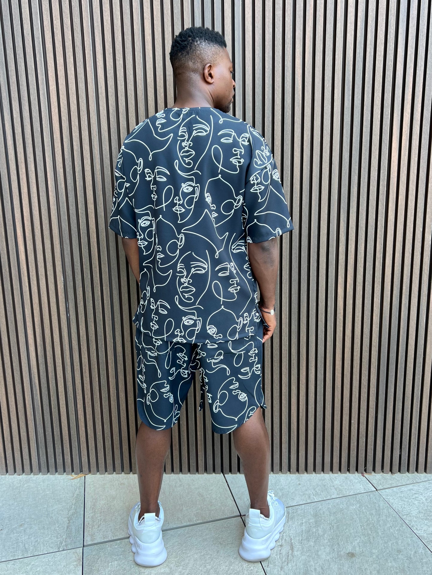 Compleu negru cu design grafic