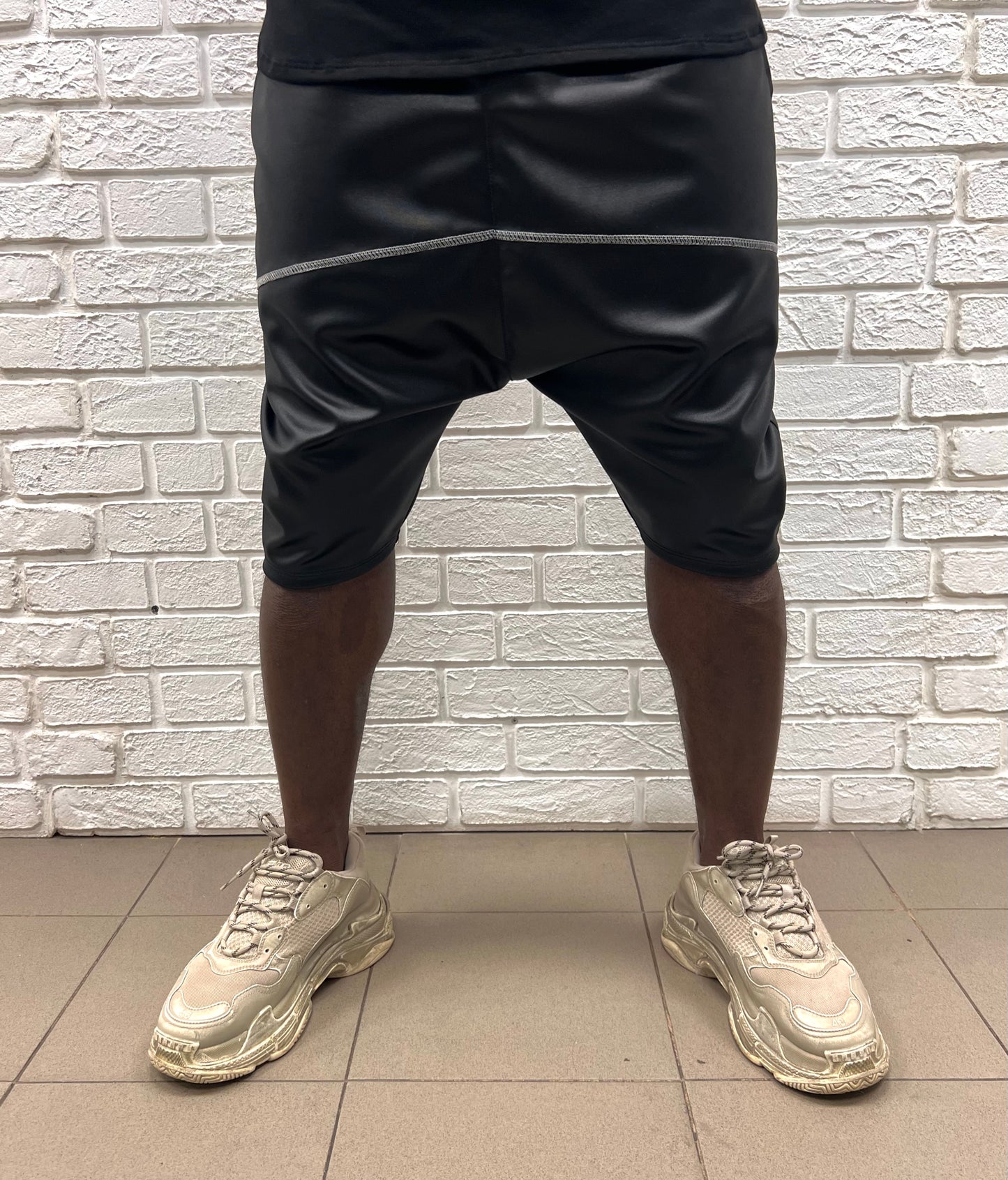 Pantaloni flexibili negri cu o cusatura alba de design