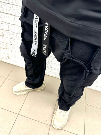 Pantaloni negri cu multiple taieturi • largi