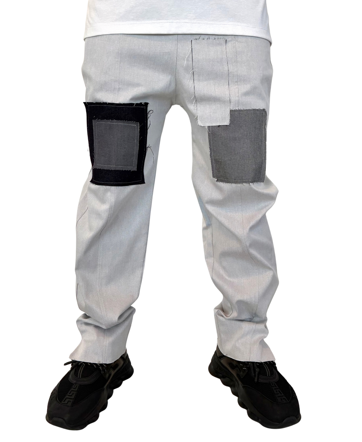 Pantaloni lungi tip blugi cu diverse petice de design