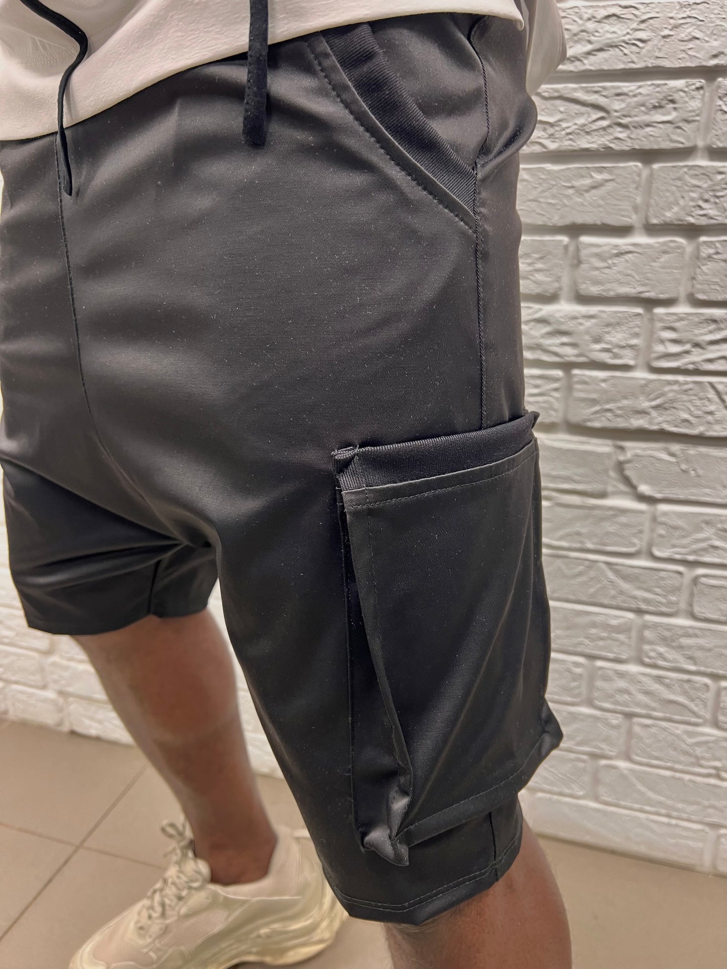 Pantaloni negri casual cu detalii negre