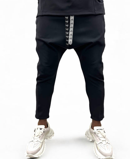 Pantaloni negri cu design lateral