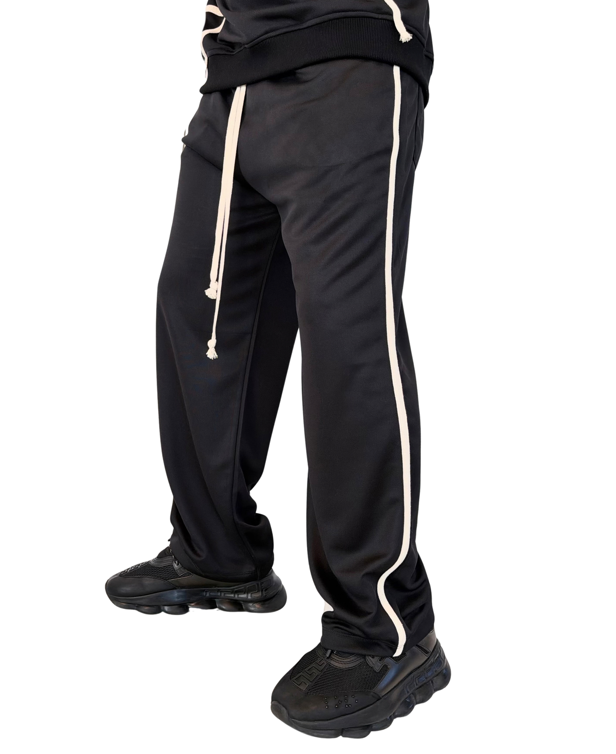 Compleu negru cu pantaloni largi si snururi crem de design