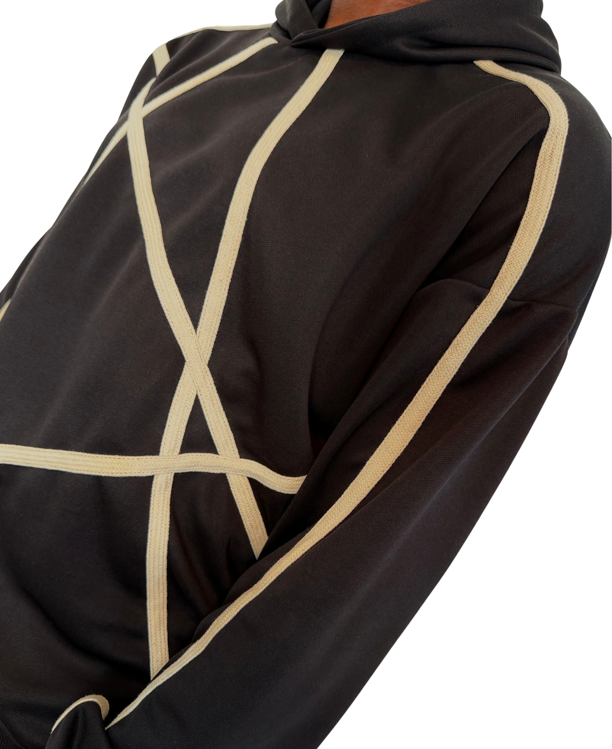 Compleu negru cu pantaloni largi si snururi crem de design