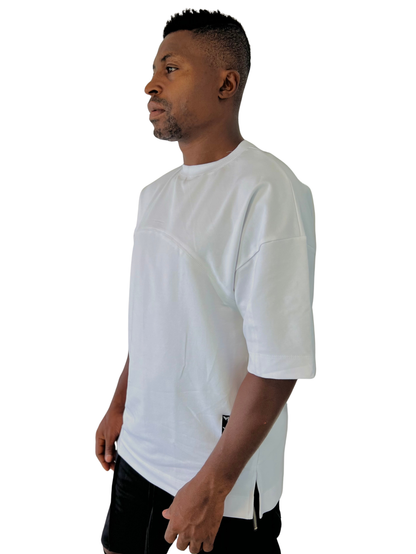 Tricou alb cu design din cusaturi