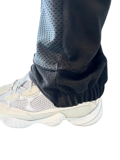 Pantaloni negri cu plasa ca design si detalii deosebite