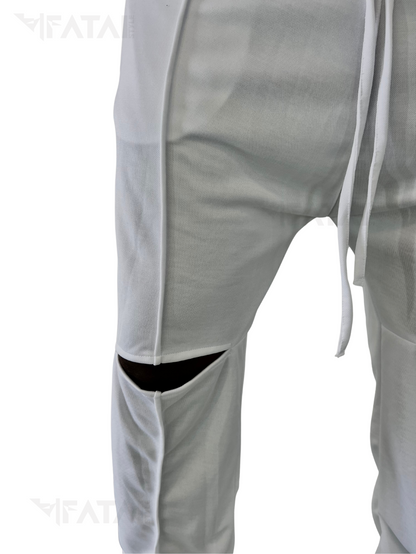 Pantaloni albi cu taietura la genunchi