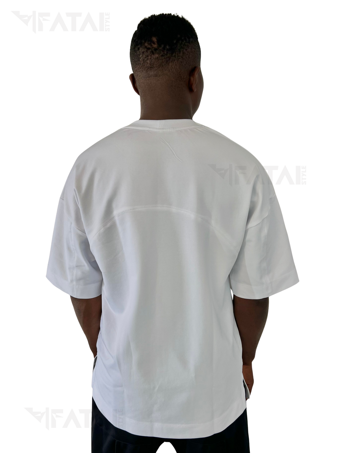 Tricou alb cu design din cusaturi