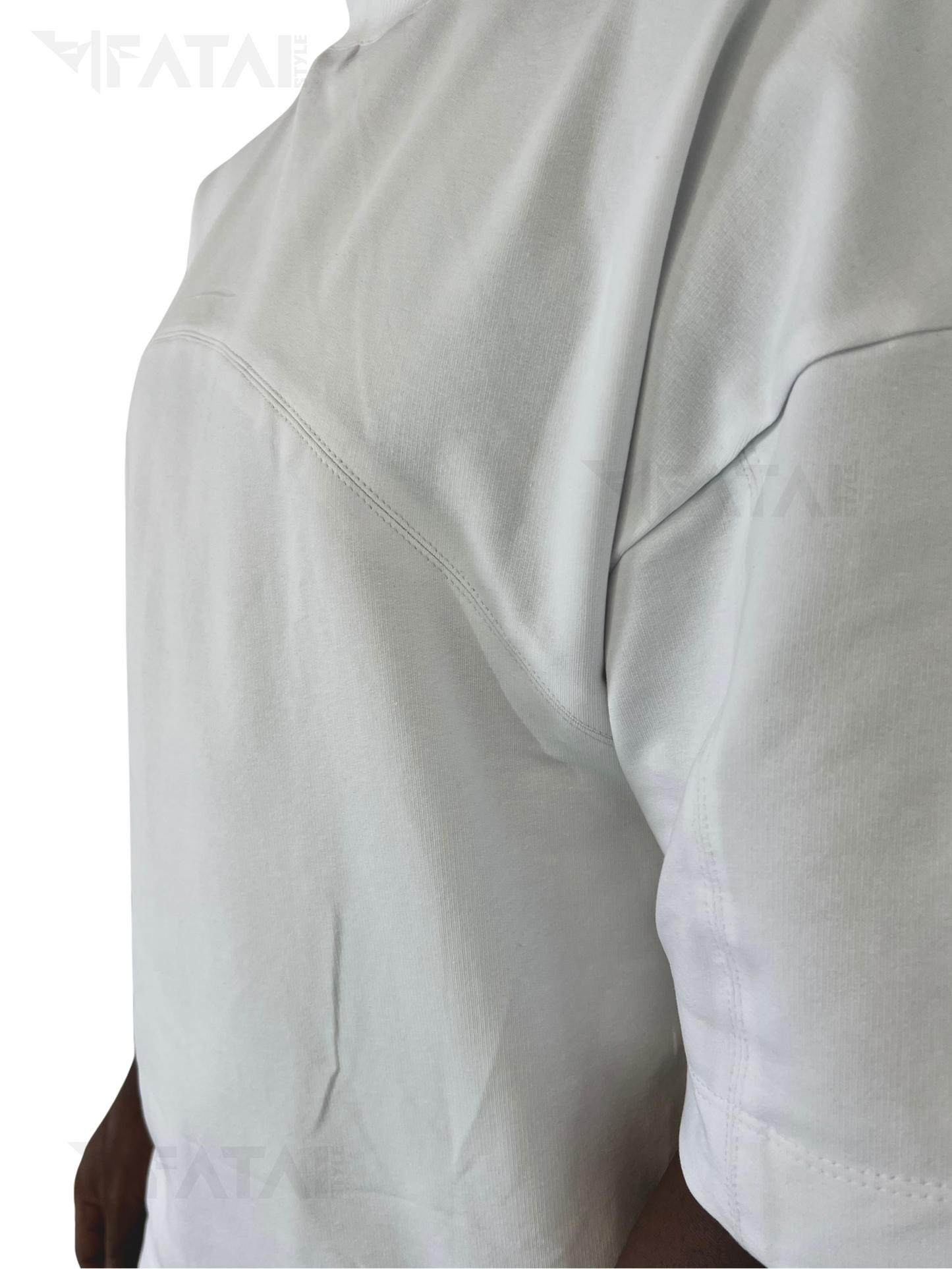 Tricou alb cu design din cusaturi