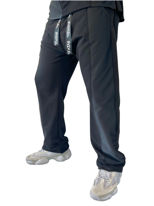 Pantaloni negri cu plasa ca design si detalii deosebite
