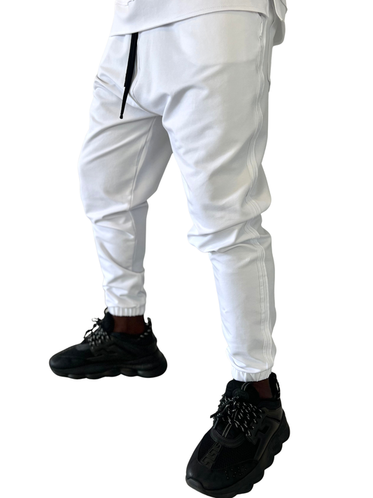 Pantaloni albi cu diverse cusaturi laterale