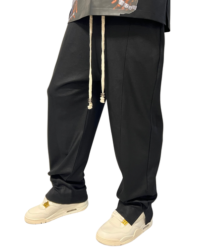 Pantaloni negri cu snur crem cu o cusatura verticala