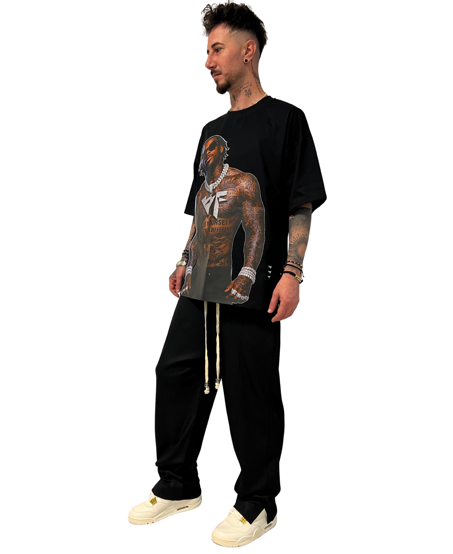 Pantaloni negri cu snur crem cu o cusatura verticala