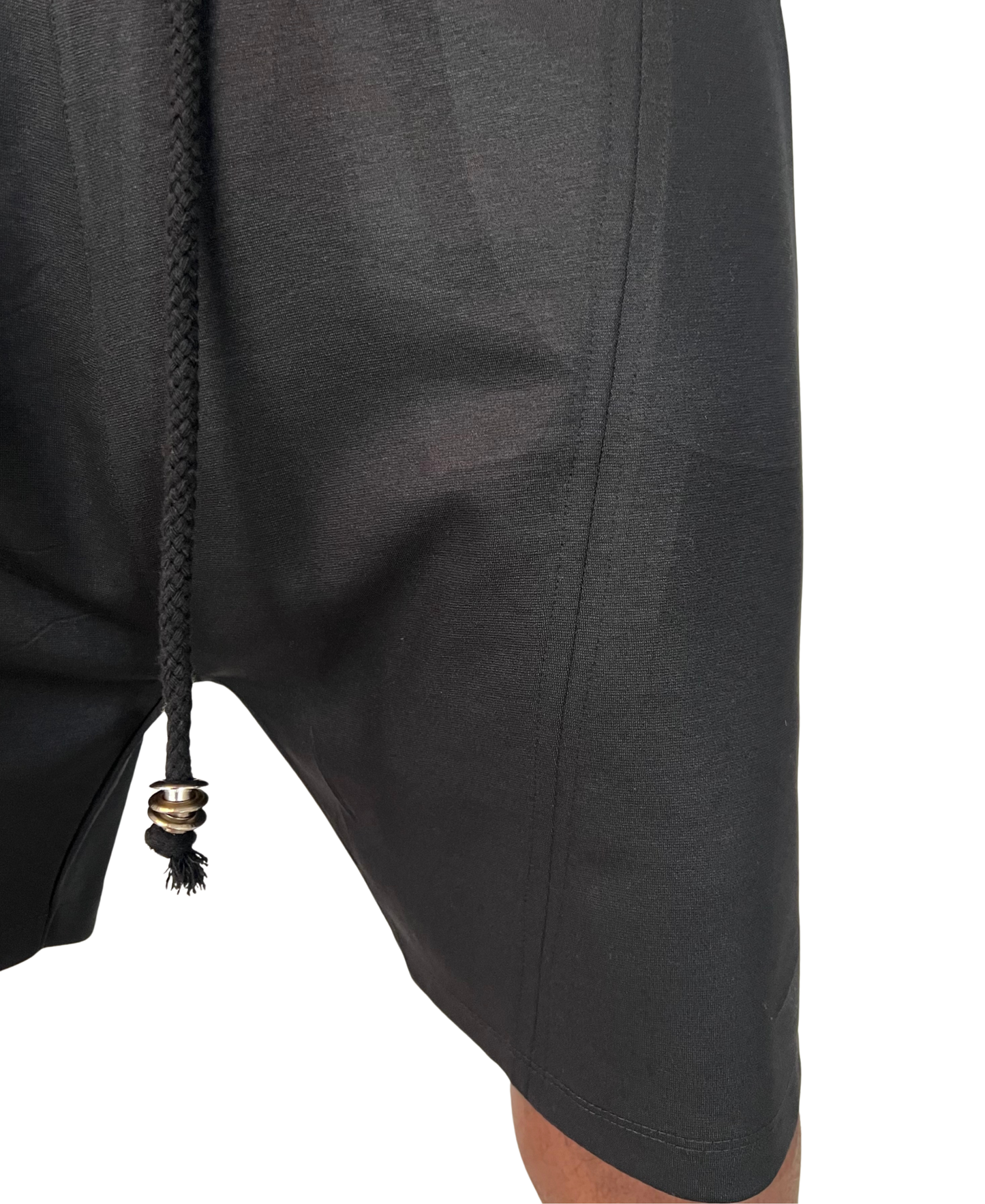 Pantaloni scurti negri cu o cusatura de design si snur crem negru