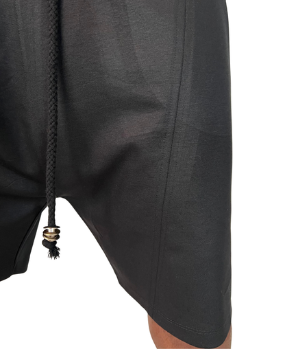Pantaloni scurti negri cu o cusatura de design si snur crem negru