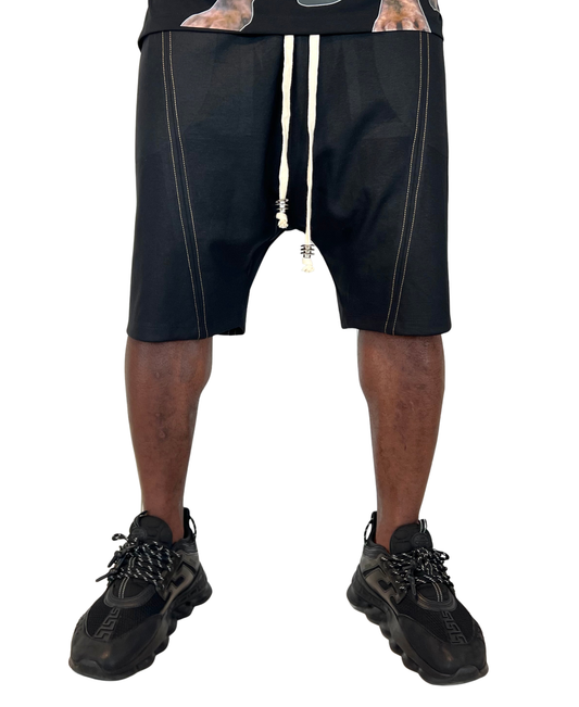 Pantaloni scurti negri cu o cusatura de design si snur crem