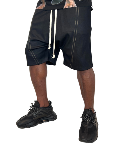 Compleu cu pantalon scurt si print pe tricou