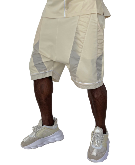 Pantaloni scurti off-white (crem) cu detalii din fas si vipusca alba