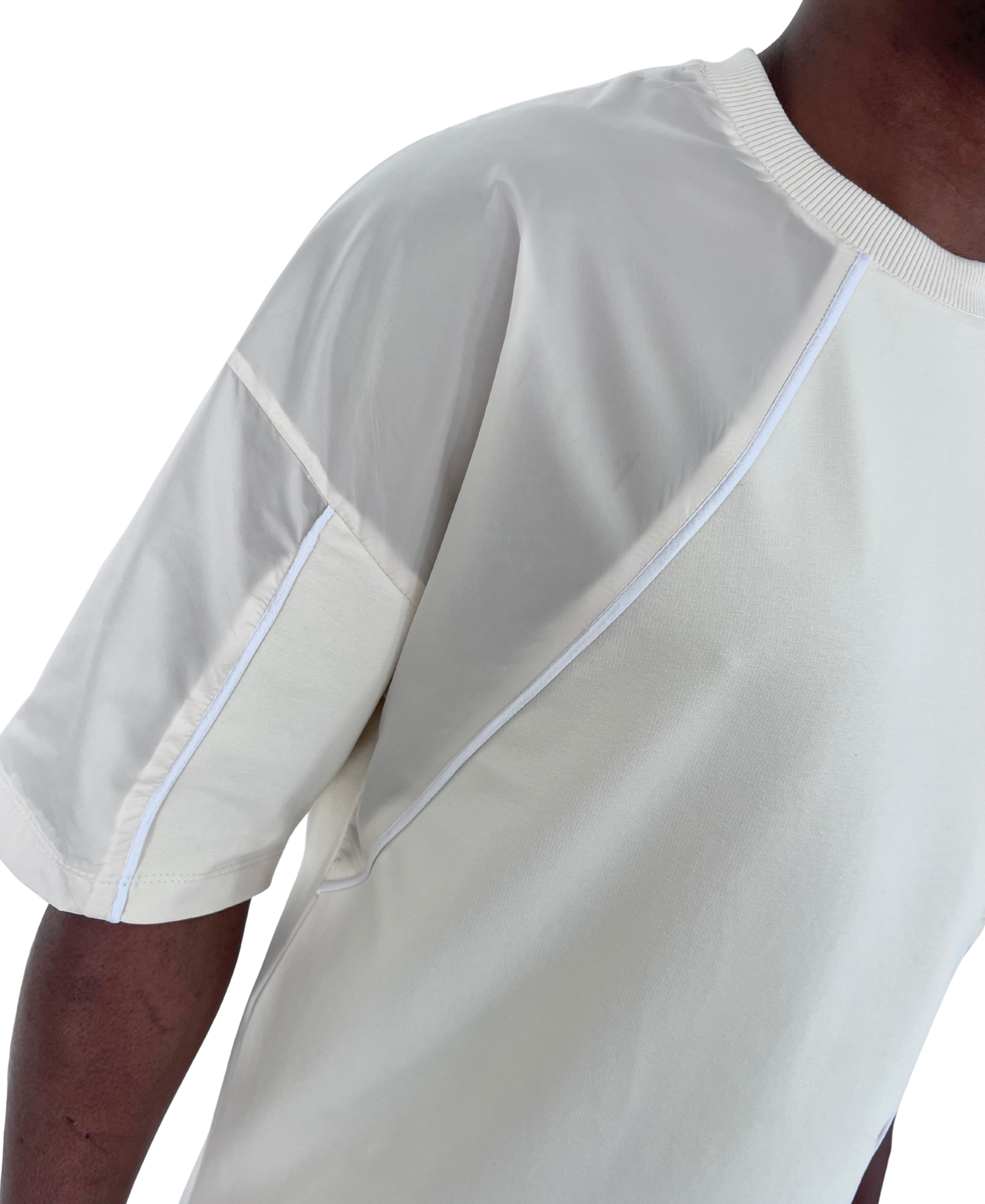 Compleu off-white (crem) cu detalii din fas si vipusca alba