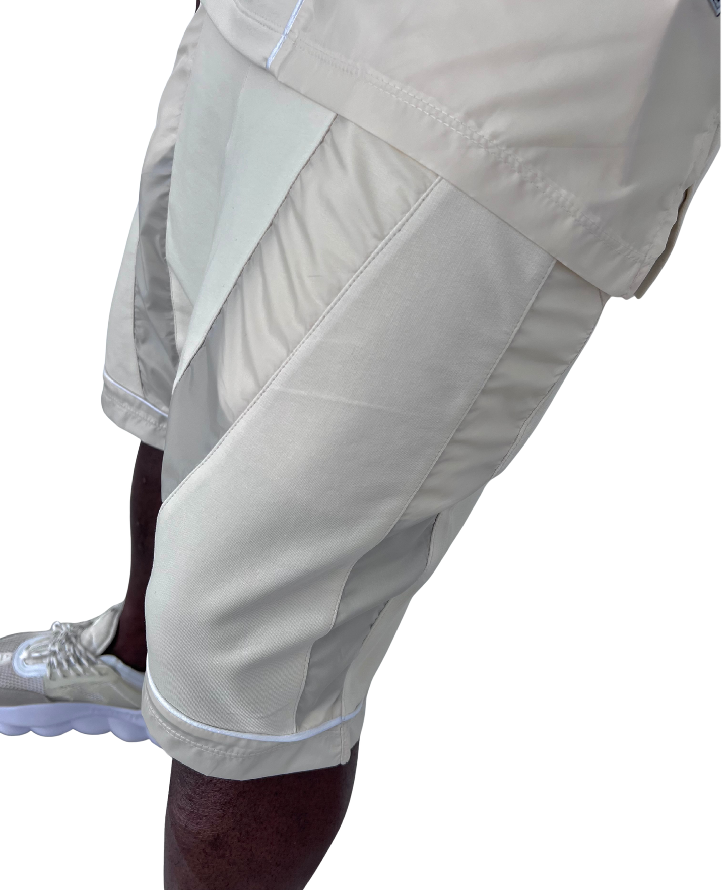 Compleu off-white (crem) cu detalii din fas si vipusca alba