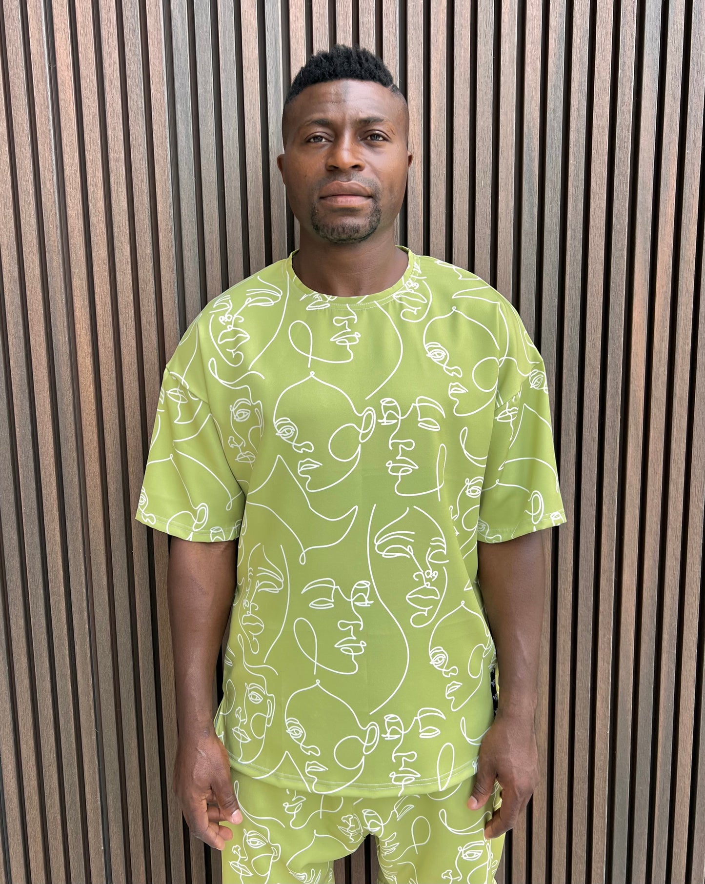 Tricou verde cu design grafic
