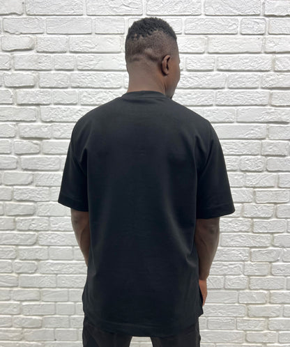 Tricou negru cu banda ca design