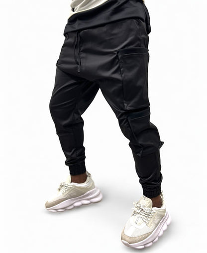 Pantaloni negri casul din material lucios cu buzunare laterale