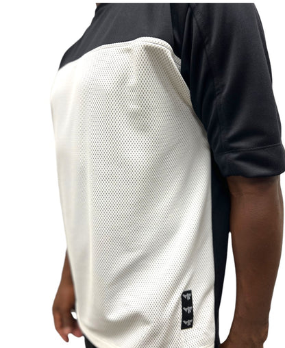 Tricou negru cu design din plasa alba