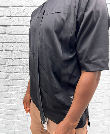 Tricou negru cu design pe fata