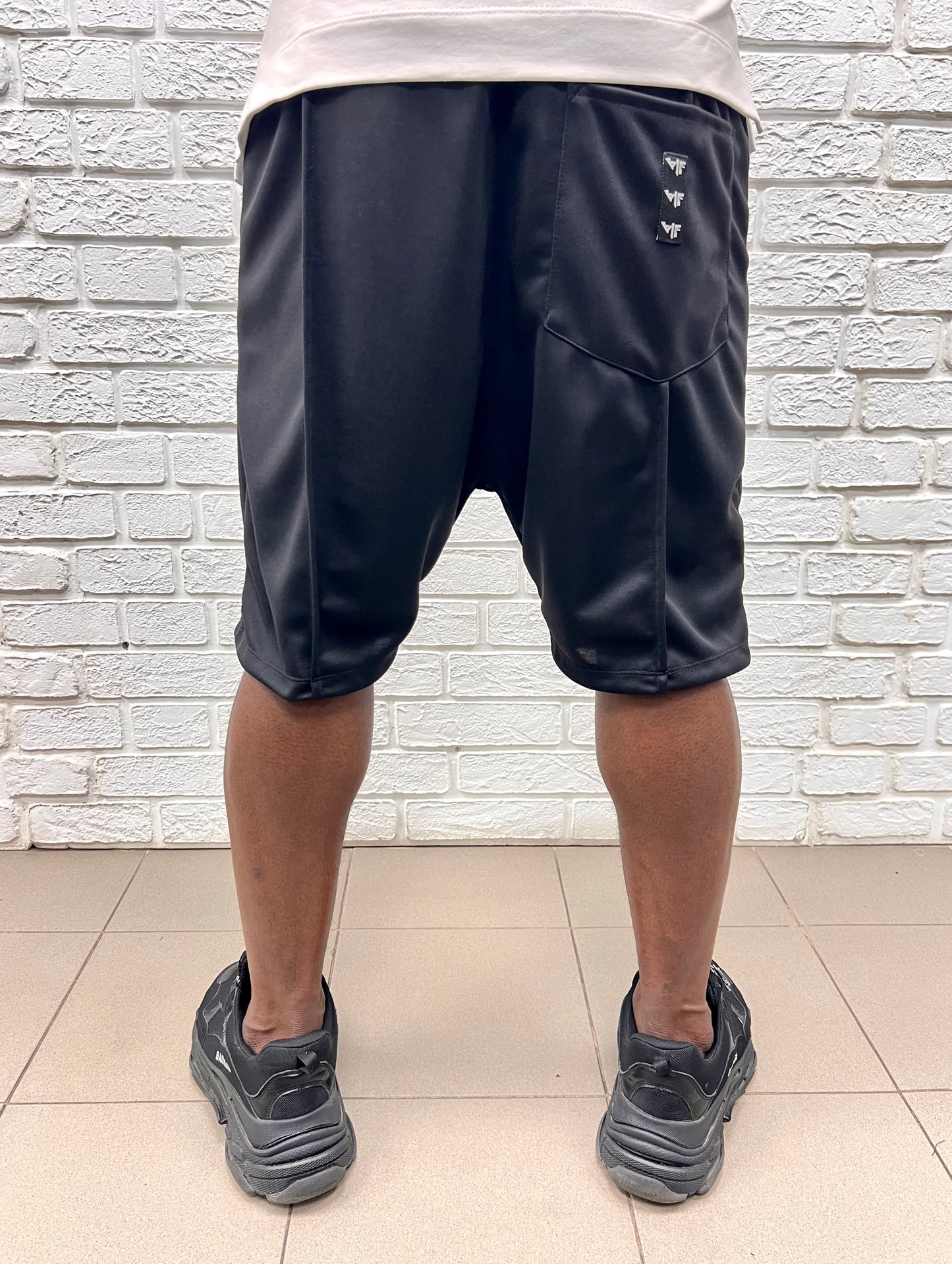 Pantaloni negri cu taietura la genunchi