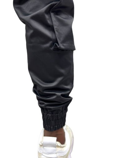 Pantaloni negri casul din material lucios cu buzunare laterale