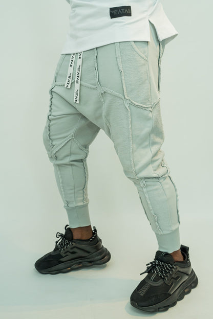 Pantaloni gri cu multiple taieturi