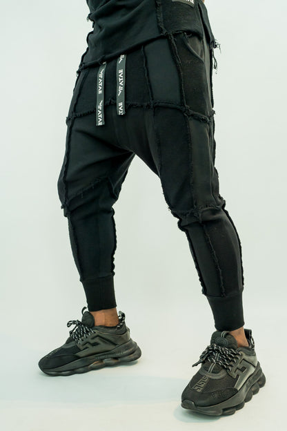 Pantaloni negri cu multiple taieturi