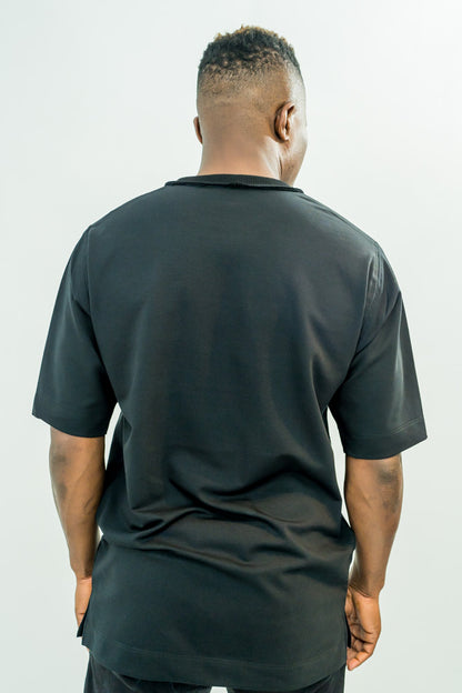 Tricou negru cu design pe fata
