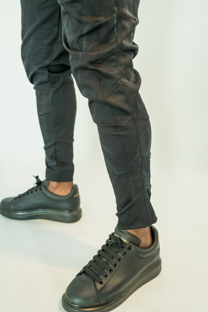 Blugi elasteci cu lant detasabil si detalii pe picior (negru in degrade)
