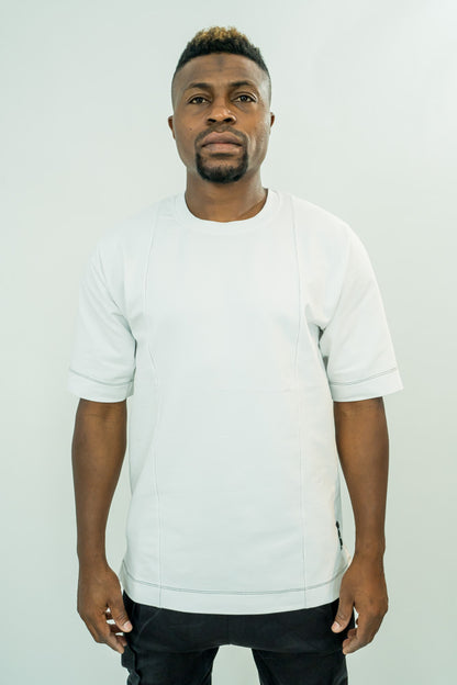 Tricou alb cu cusaturi negre