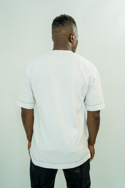 Tricou alb cu cusaturi negre