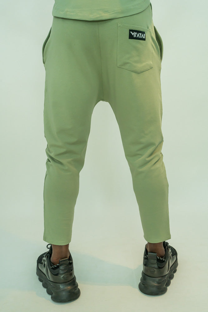 Pantaloni verde cu detalii si cusaturi ca detalii