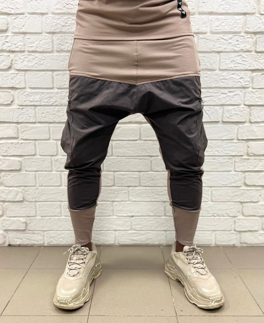 Pantaloni cappuccino in combinatie cu fas catifelat