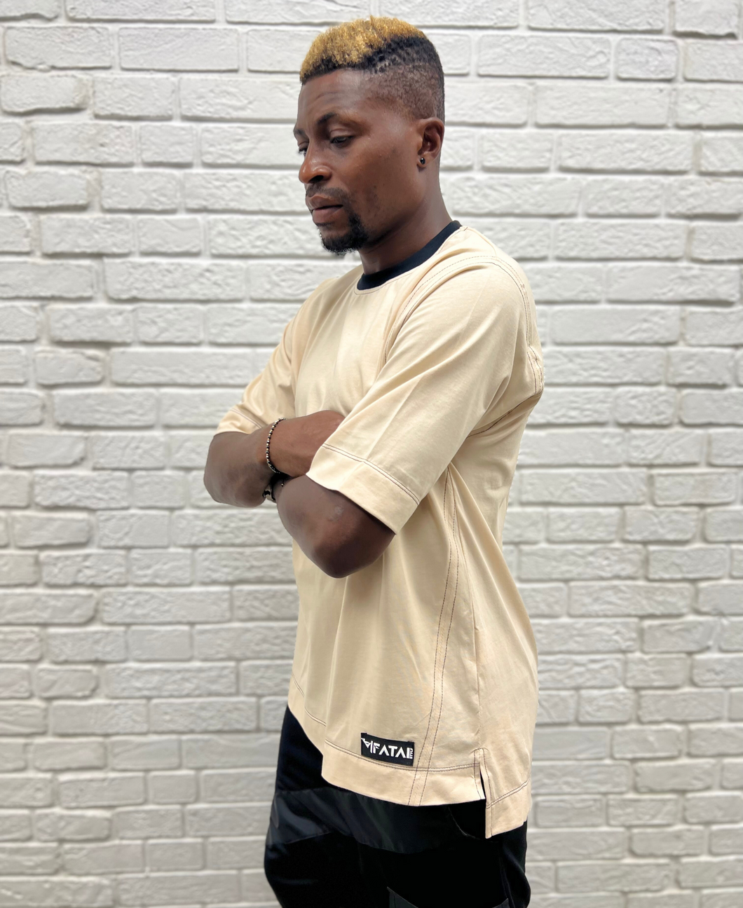 Tricou crem cu multiple cusaturi negre